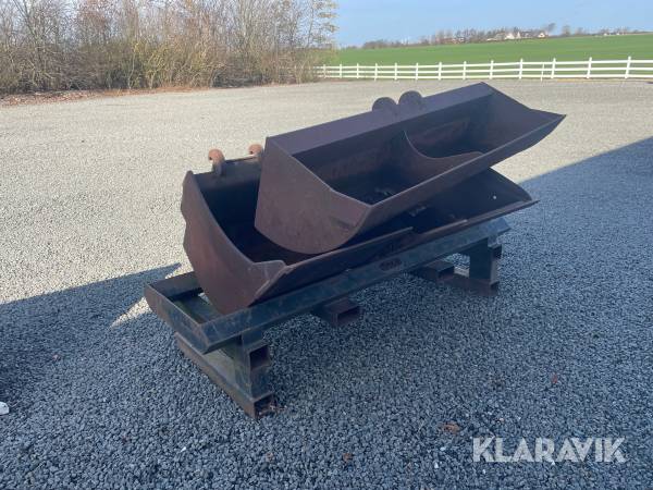 Diverse skovle og skovlstativ