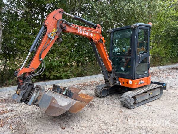 Minigraver Hitachi ZX26U med Compacttilt og skovlpakke