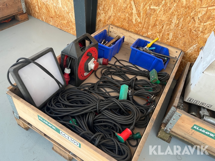 Diverse udstyr og ledninger