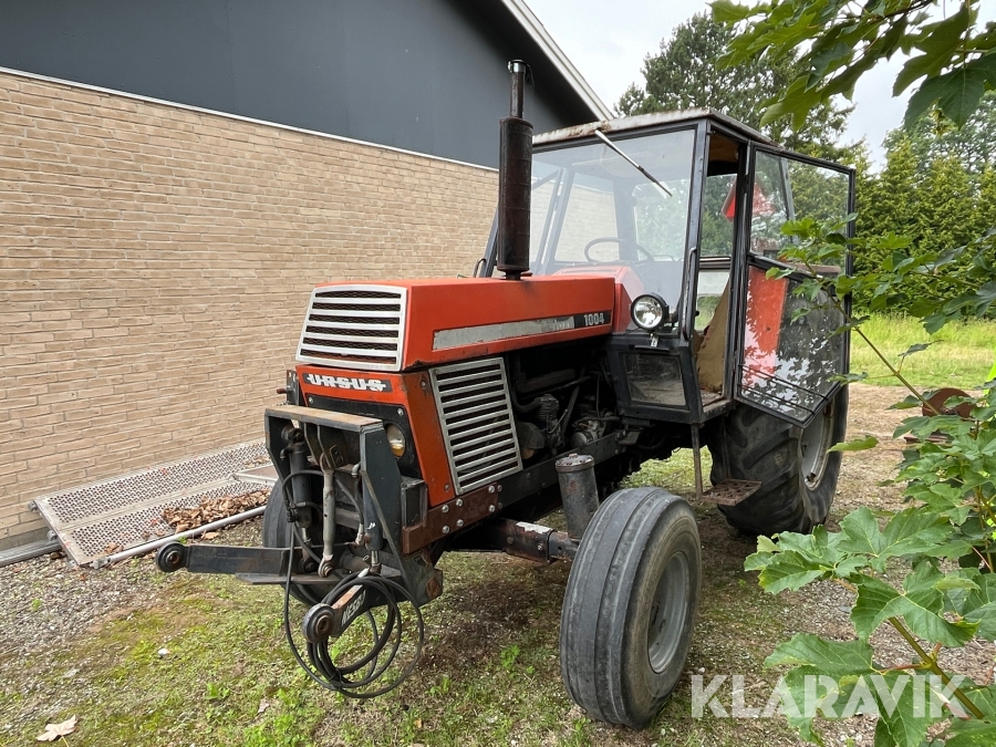 Traktor Ursus C-385 med frontlift