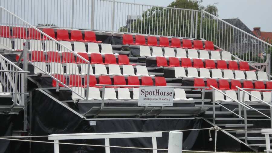 Mobil tribune til 114 personer må flyttes med bil.