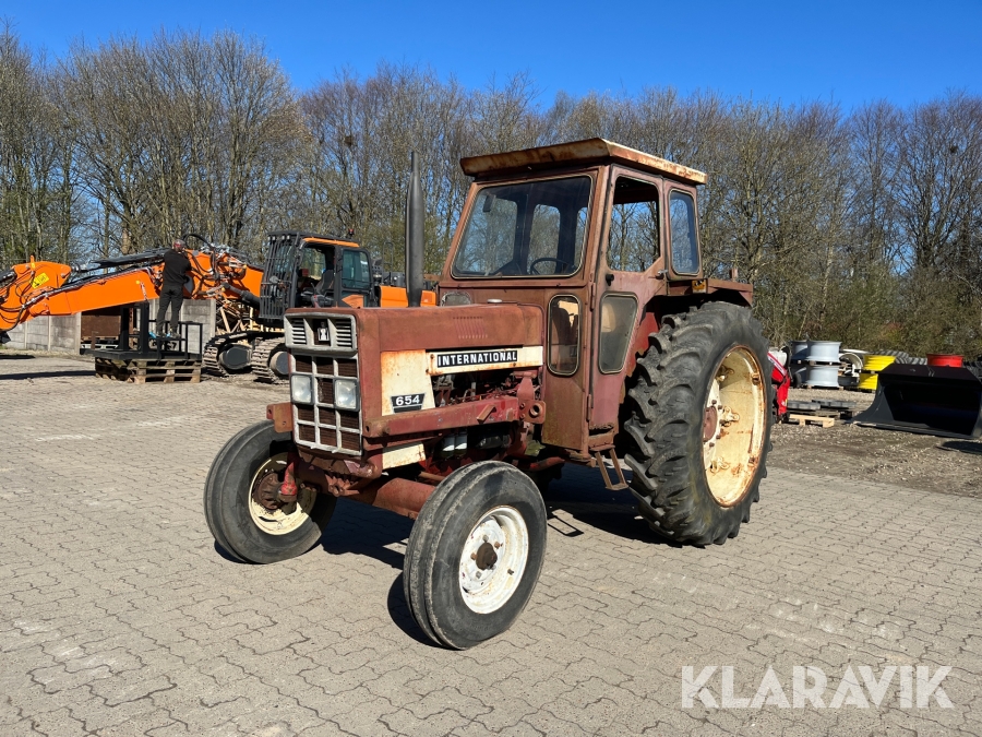 Traktor IH 654