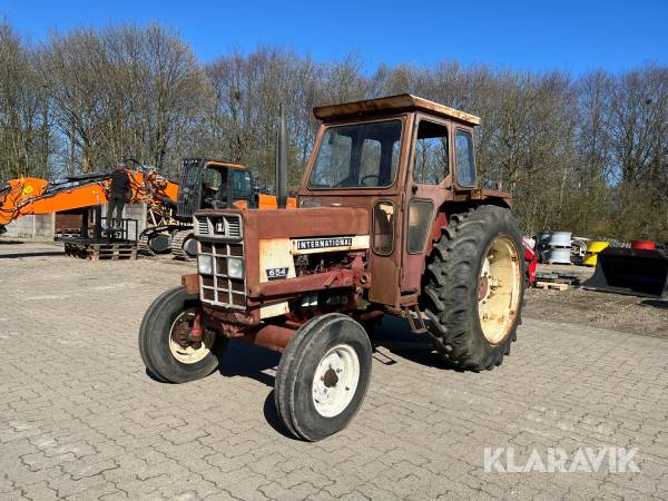 Traktor IH 654