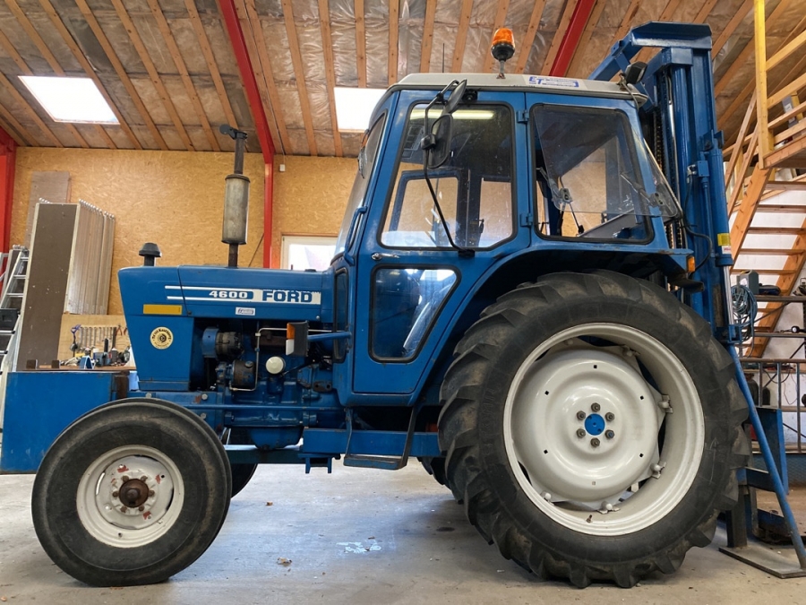 Traktor med 8,4 m / 10 m arbejdshøjde byggelift