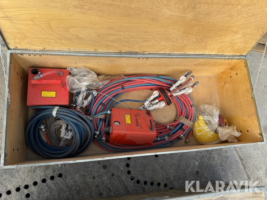 Kasse med trykprøveudstyr