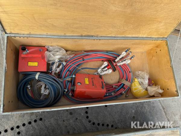 Kasse med trykprøveudstyr