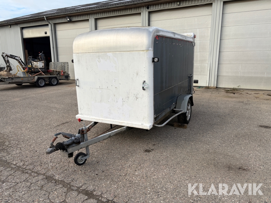 Lukket kassetrailer Brenderup med dobbelt bagdør og støtteben.