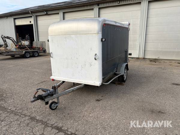 Lukket kassetrailer Brenderup med dobbelt bagdør og støtteben.