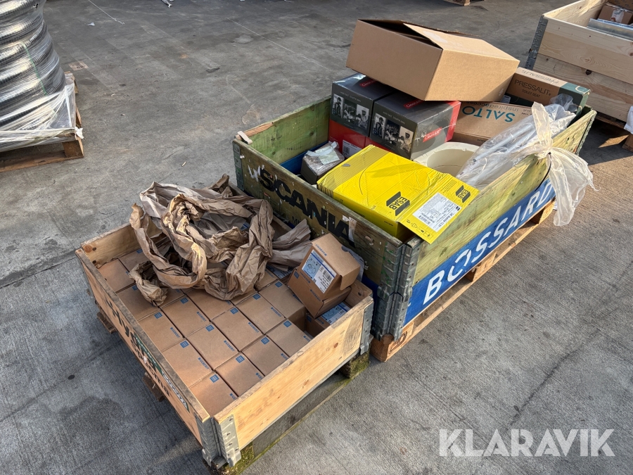 Lot blandet med overgangsflanger, kontrolkit, rørholdere, toiletbræt og masker