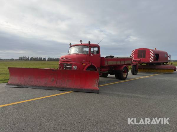 Veteranlastbil Mercedes-Benz 1413 med fejemaskine og sneplov