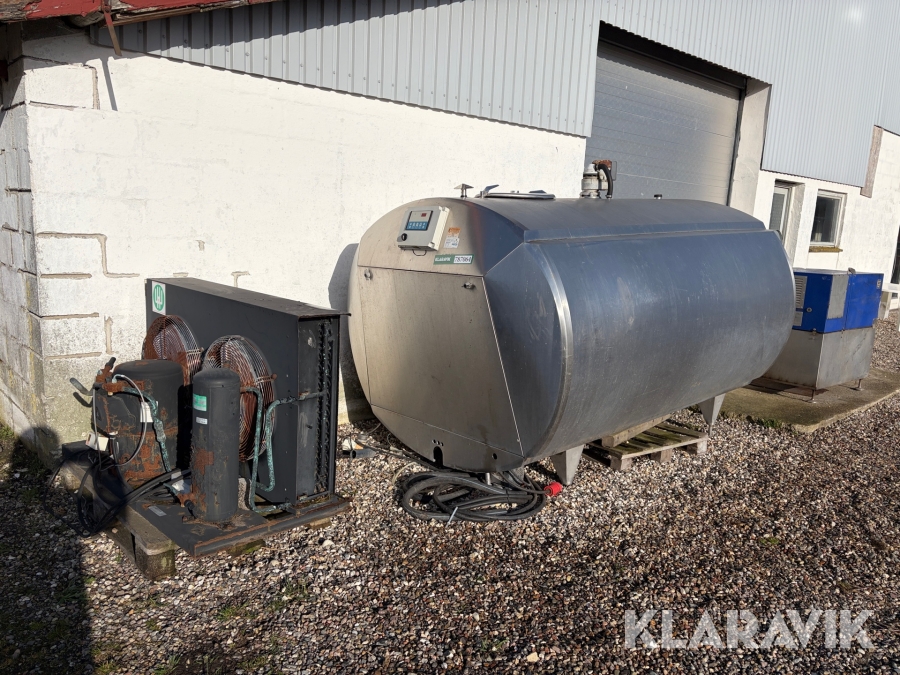 Køleanlæg med tank
