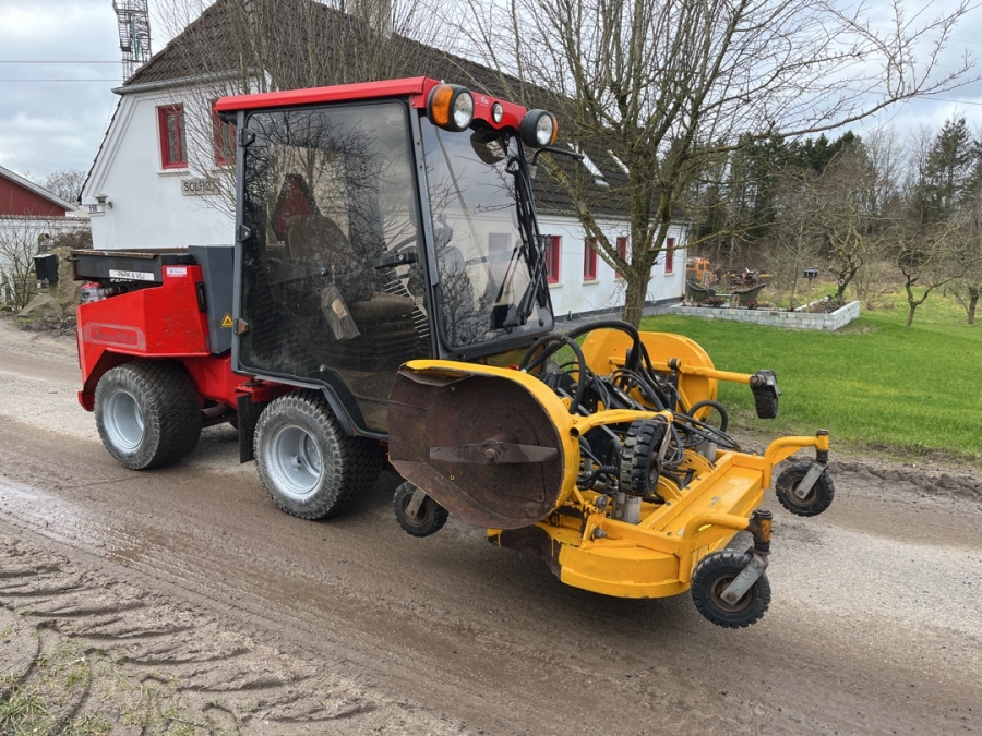 Redskabsbærer med redskaber