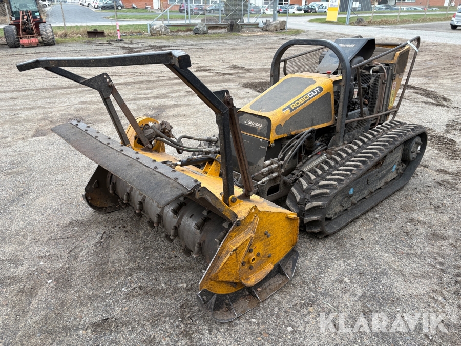 Fjernstyret bælteklipper McConnel Robocut med Slagleklipper og grenknuser