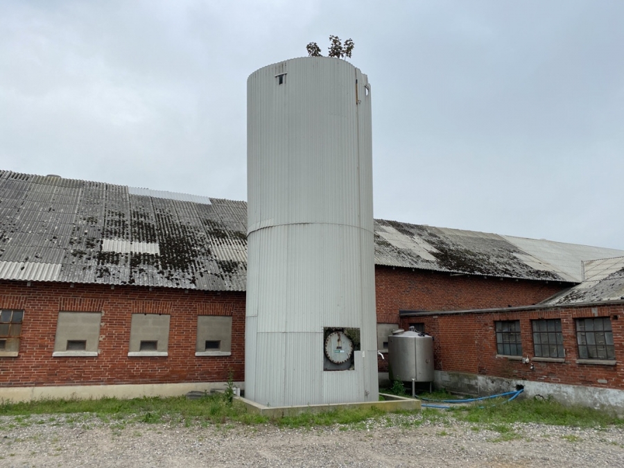 Ståltank delvist isoleret