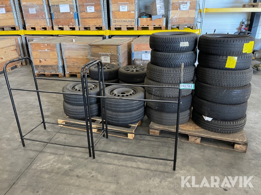 Blandet dæk med og uden fælge   samt 2 stk dæk reoler