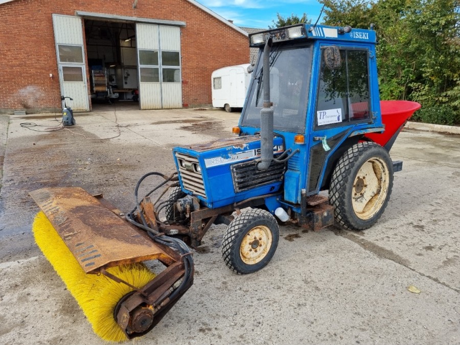 Kompakttraktor m. Kost og spreder