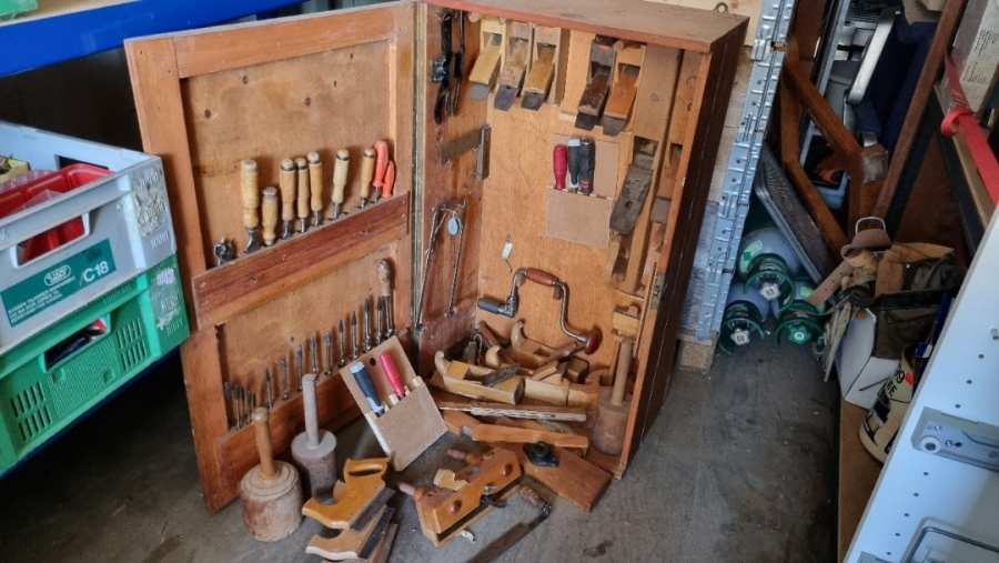 Snedkerskab med værktøj