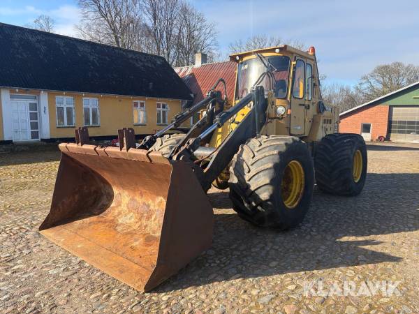 Gummiged Volvo BM L90 med breder hjul