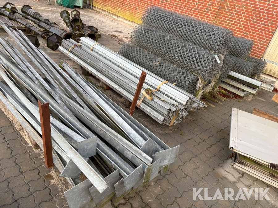 Hegn med stolper og låge cirka 90 meter