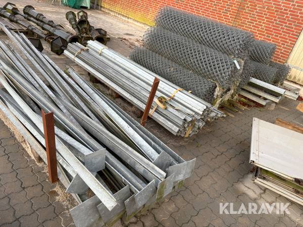 Hegn med stolper og låge cirka 90 meter