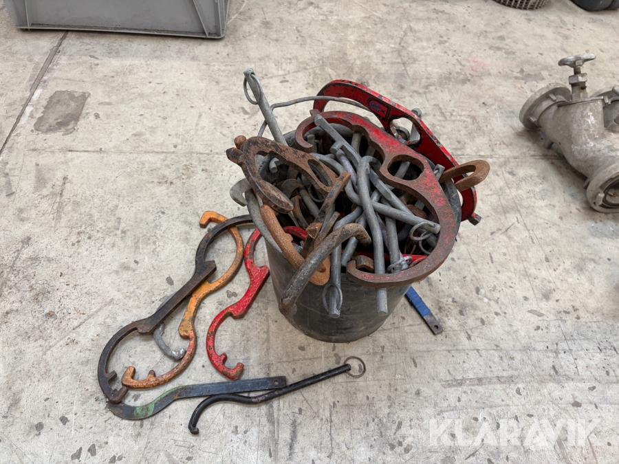 Slangenøgler og brandhanenøgler samlet lot