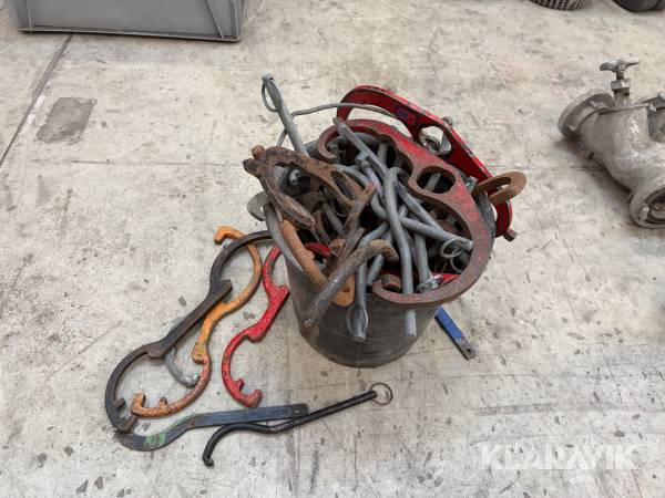 Slangenøgler og brandhanenøgler samlet lot