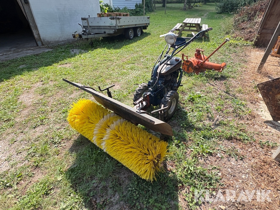 2 hjulet traktor med koster og Sneslynge