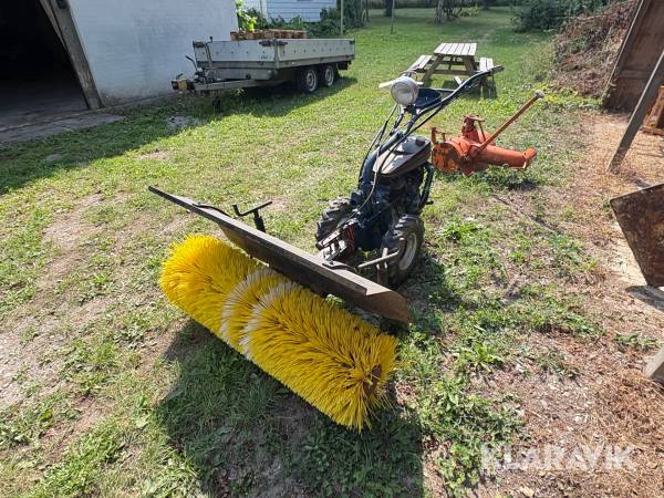 2 hjulet traktor med koster og Sneslynge