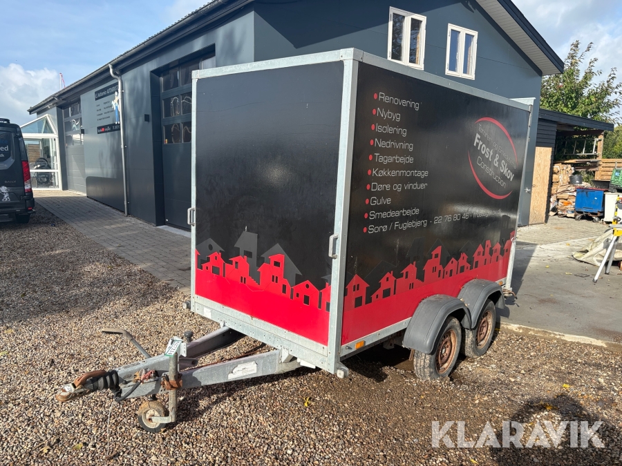 Lukket trailer Thule 2000 kg.