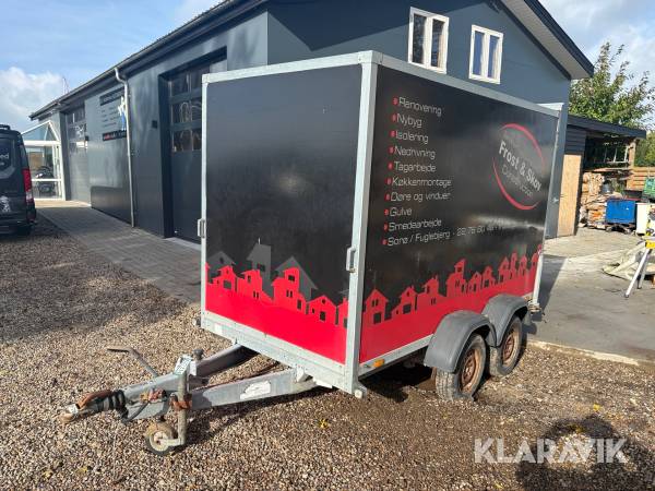 Lukket trailer Thule 2000 kg.