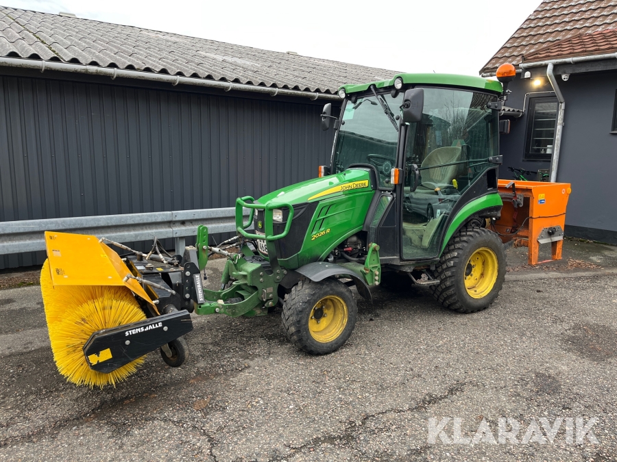 Traktor John Deere 2026R med skovl læsser