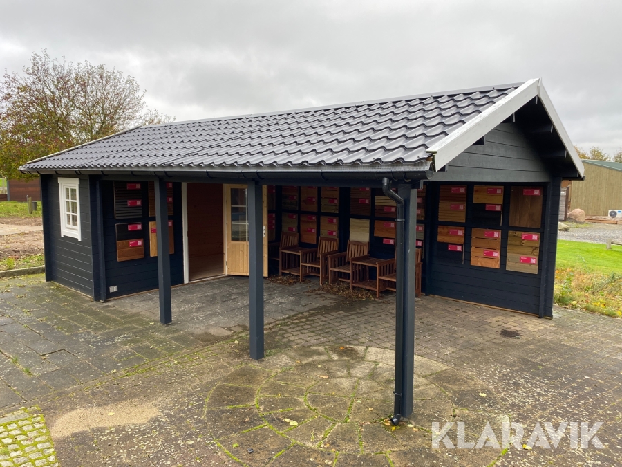 Carport med lukket rum