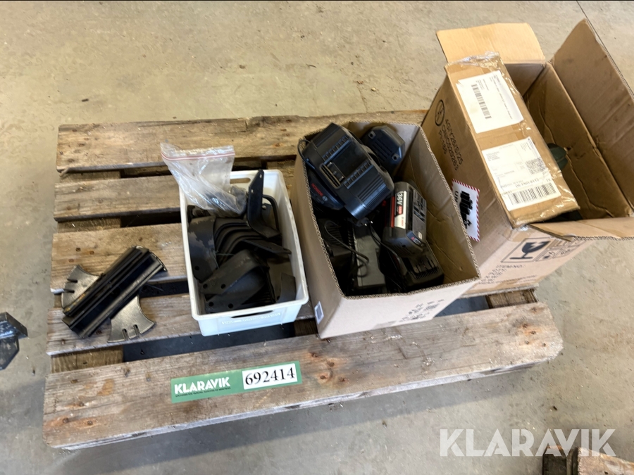 Diverse batteriladere, batterier samt knive / beslag – parti