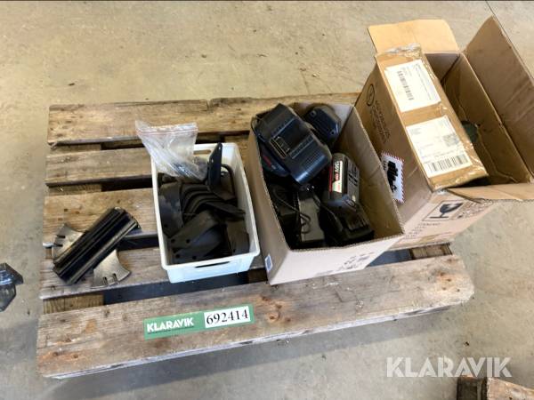Diverse batteriladere, batterier samt knive / beslag – parti