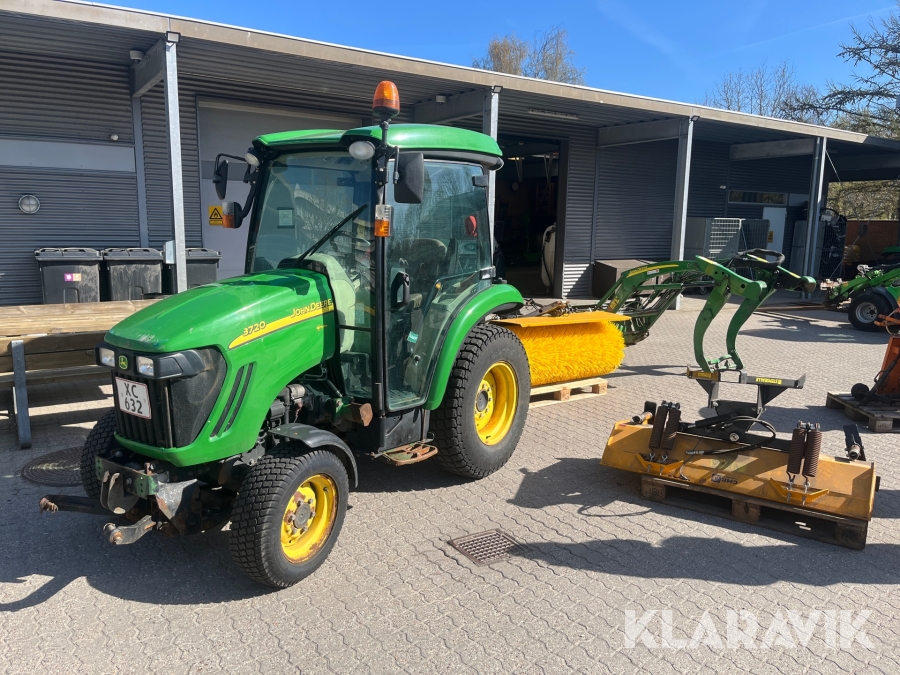 Kompakttraktor John Deere 3720 e-Hydro med frontlæsser kost dozerblad spreder