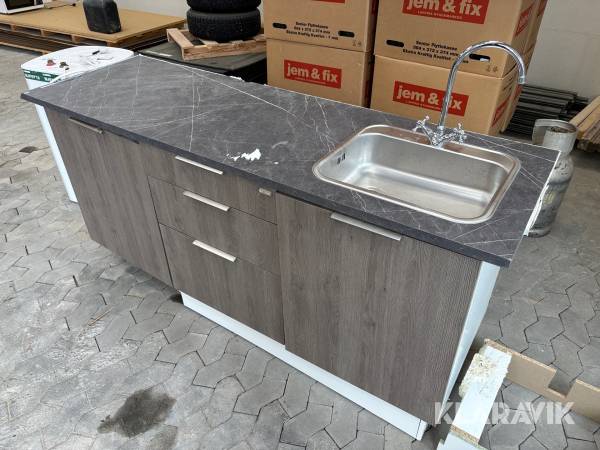 Køkken Sønderborg køkkenet med køleskab