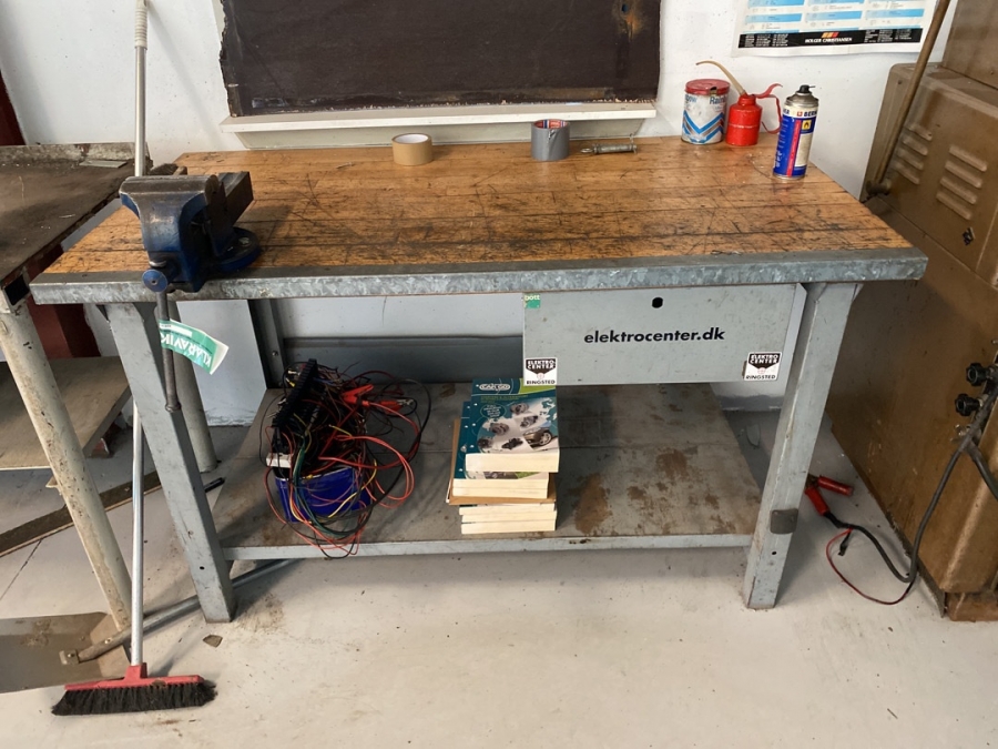 Værkstedsbord med skruestik