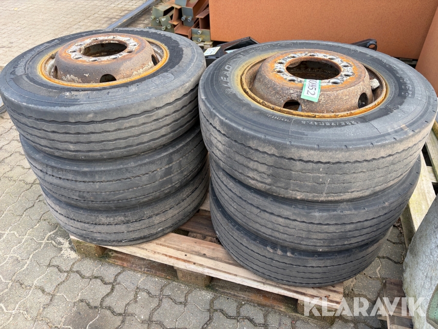 Dæk med fælg 12 stk