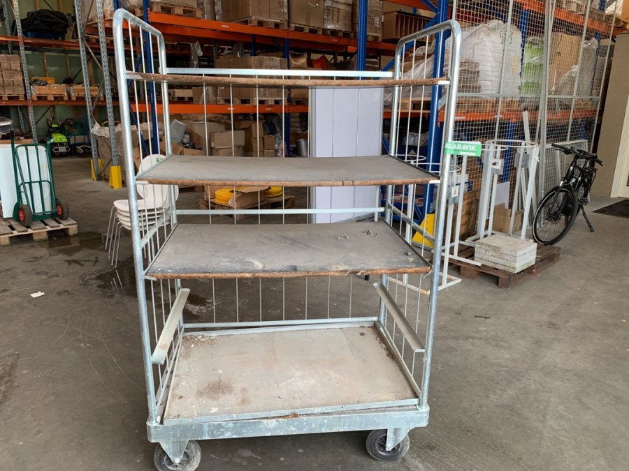 Rullebur med hylder.