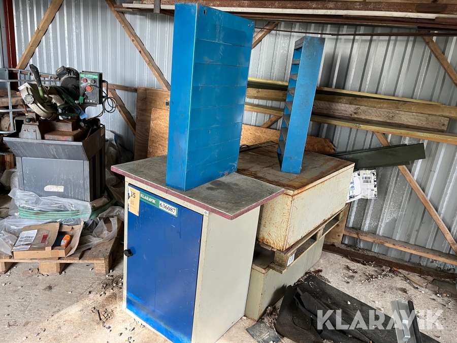 Blandet lot med opbevarings skabe/ hylder