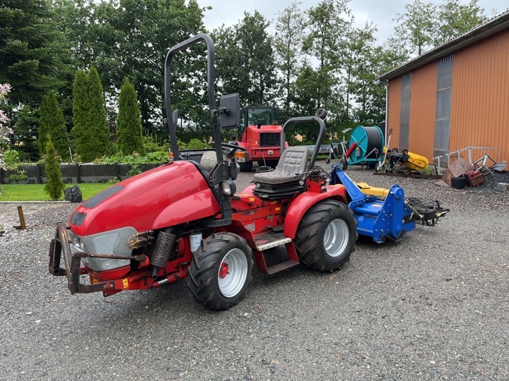 Kompakt traktor med stennedlægningsfræser