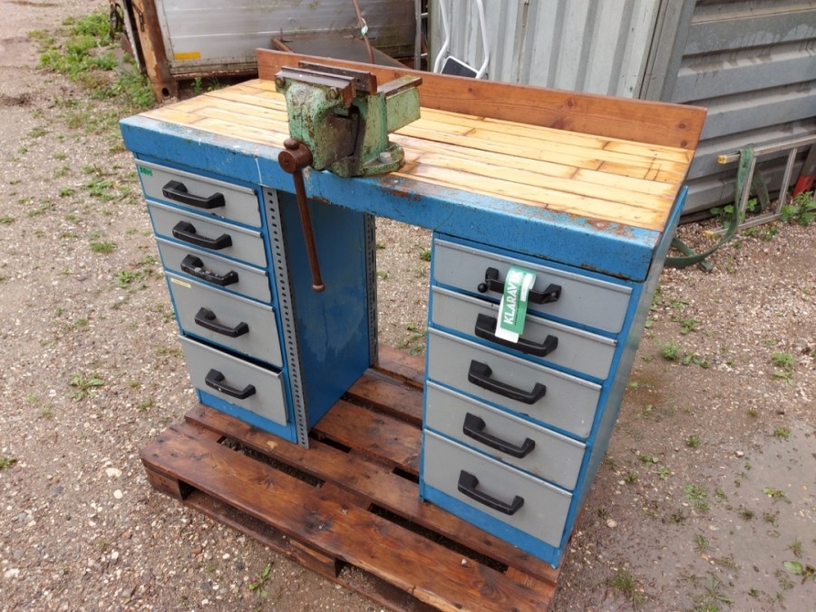 Arbejdsbord med skruestik