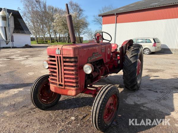 Veterantraktor McCormick International B-250