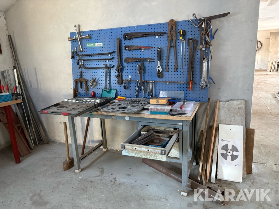 Værkstedsbord & tavle inkl værktøj