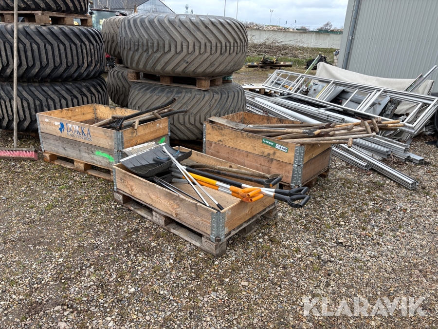 Lot med haveredskaber - 3 paller