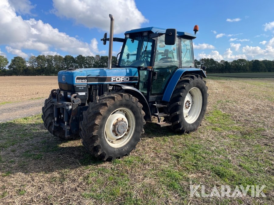 Traktor Ford New Holland 8240