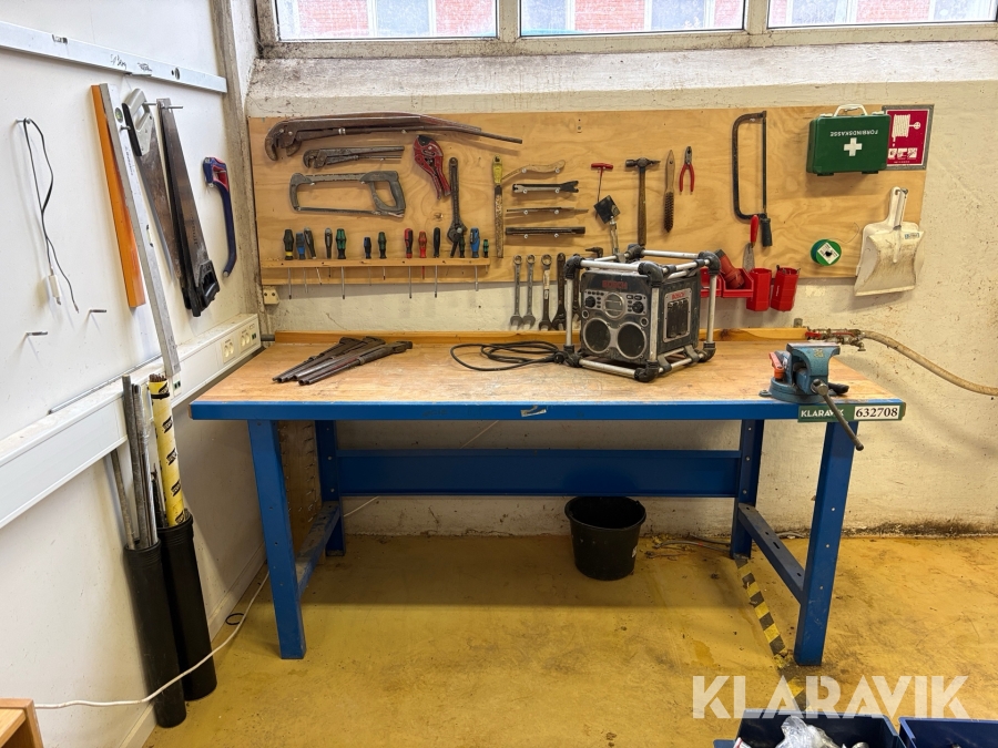 Værkstedsbord + værktøj + Bosch radio