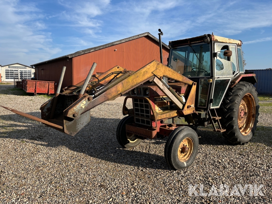 Traktor International 684 med frontlæsser