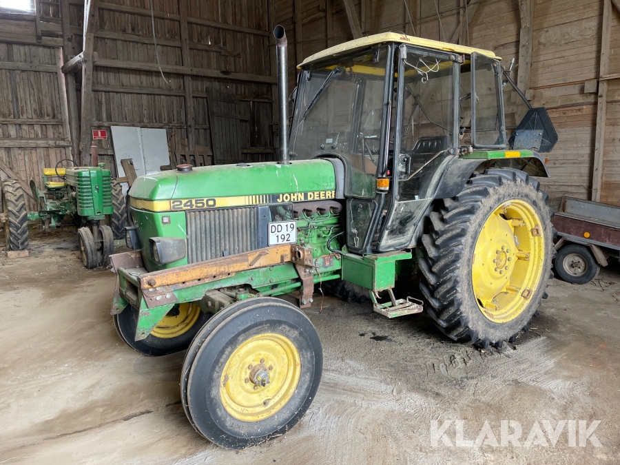 Traktor JOHN DEERE 2450 med frontlæsser