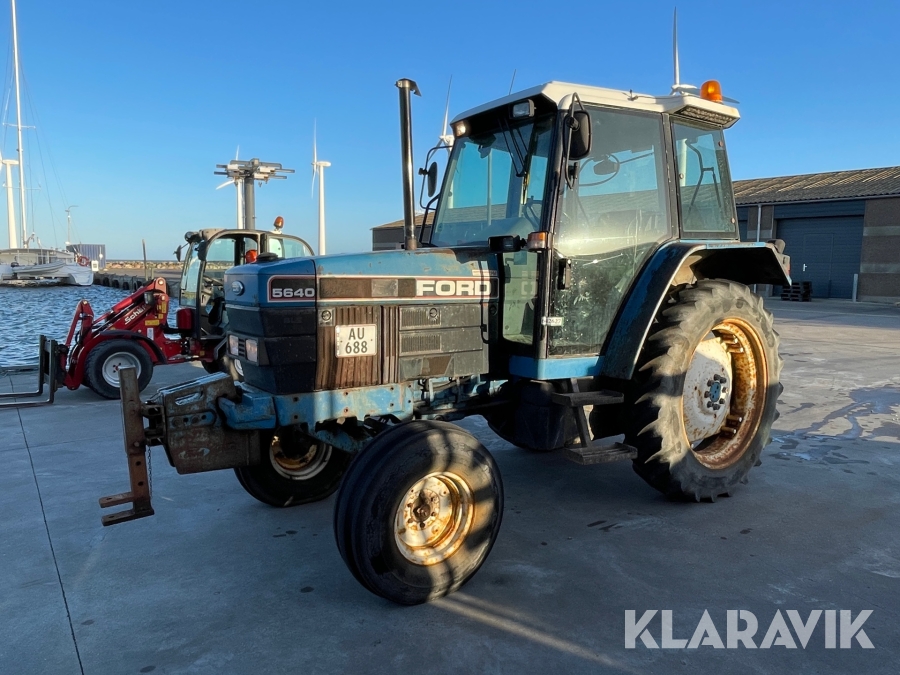 Traktor Ford 5640